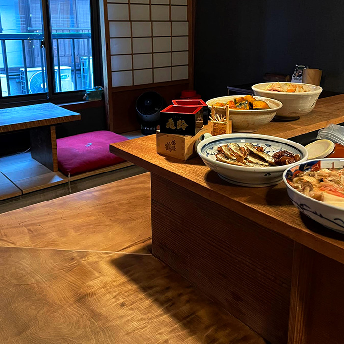 小料理すみやのカウンター。入口側から