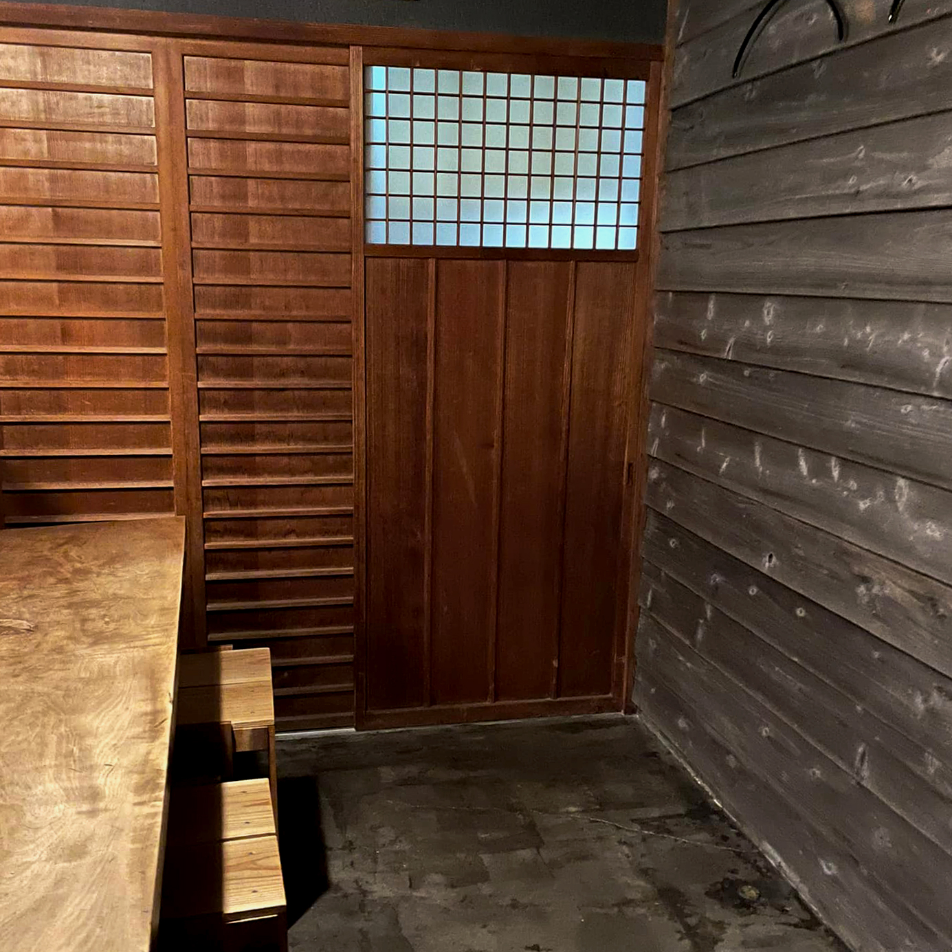 店舗入口。関西のお屋敷の引き戸